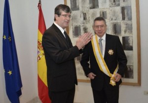el-embajador-de-espana-diego-bermejo-de-terreros-i-congratula-a-scar-cabello-exembajador-en-madrid-_595_416_205641[1]